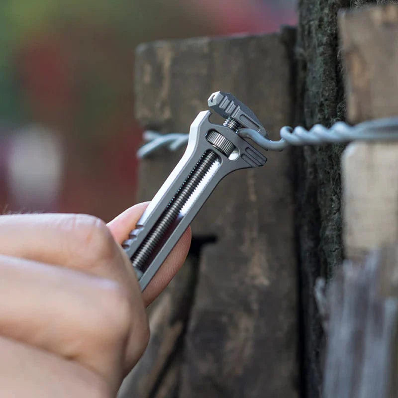 Clé Innovante en Titane Multifonction 7 Outils Pratiques
