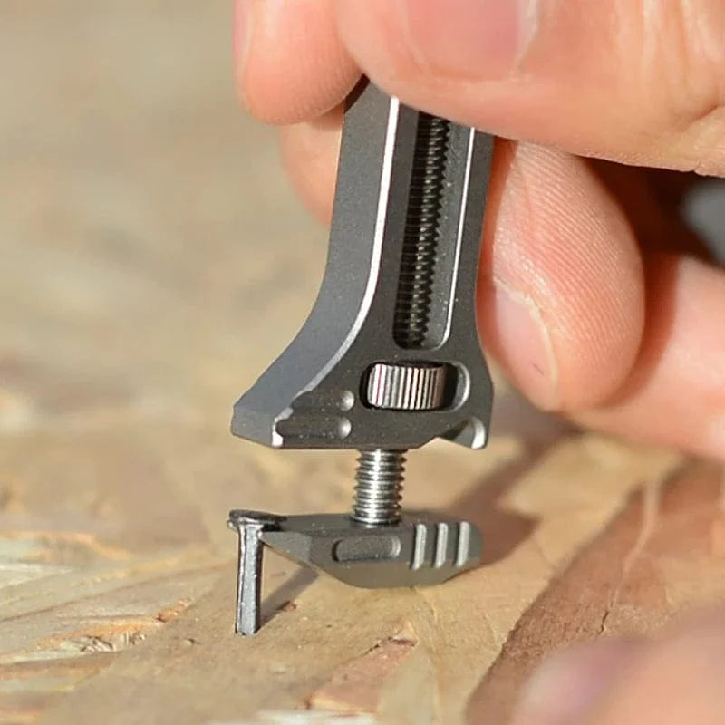 Clé Innovante en Titane Multifonction 7 Outils Pratiques