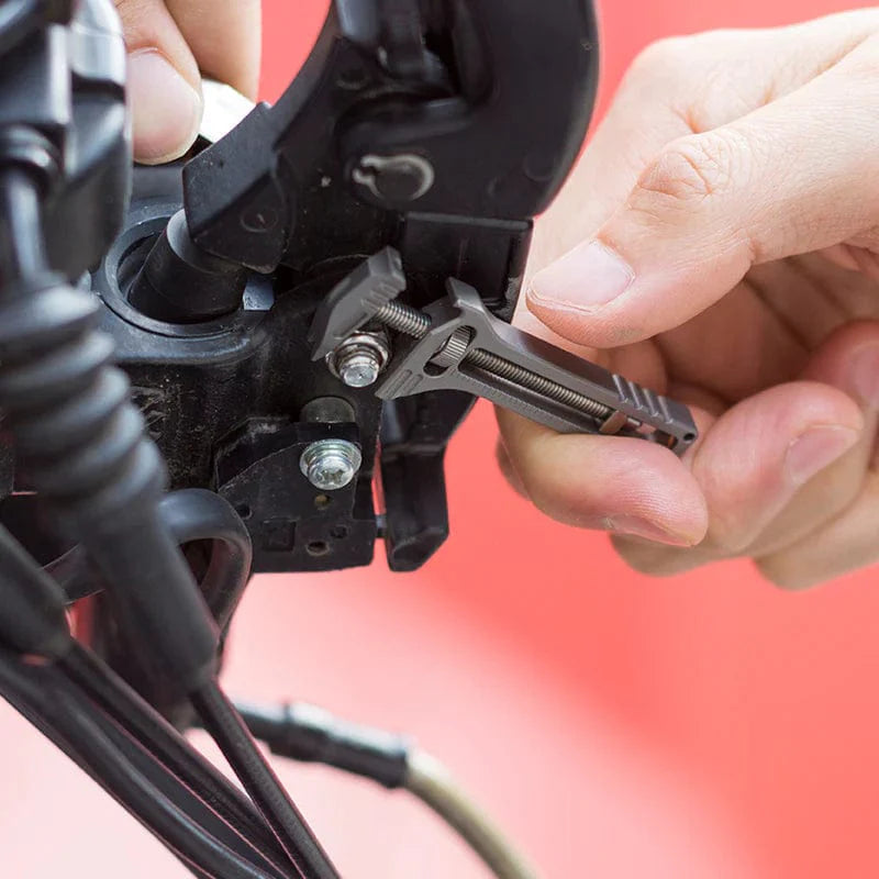 Clé Innovante en Titane Multifonction 7 Outils Pratiques