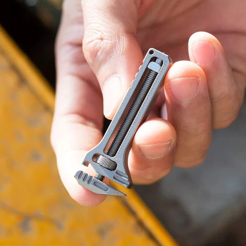 Clé Innovante en Titane Multifonction 7 Outils Pratiques