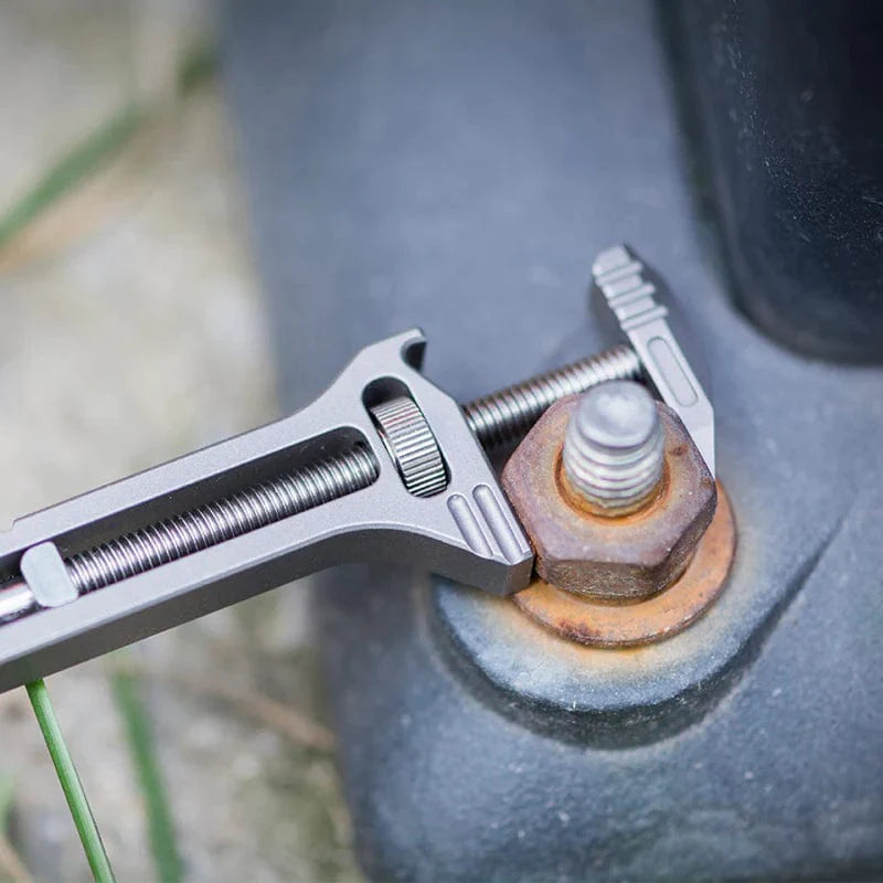 Clé Innovante en Titane Multifonction 7 Outils Pratiques