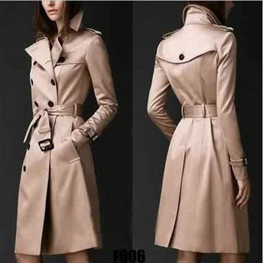 Trenchcoat chic ajusté à double rangée de boutons raffinés
