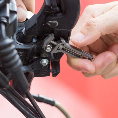 Clé Innovante en Titane Multifonction 7 Outils Pratiques